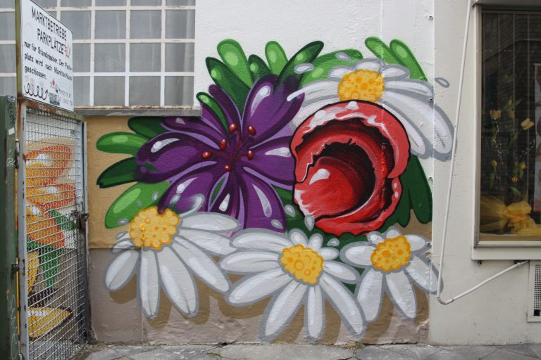 graffitiauftrag-graffitikuenstler-artmos4-kleinmarkthalle_frankfurt_2016_illustrativ_comic_aussen_pflanzen_essen_menschen_silhouetten_tier_sport_schule_vielfalt