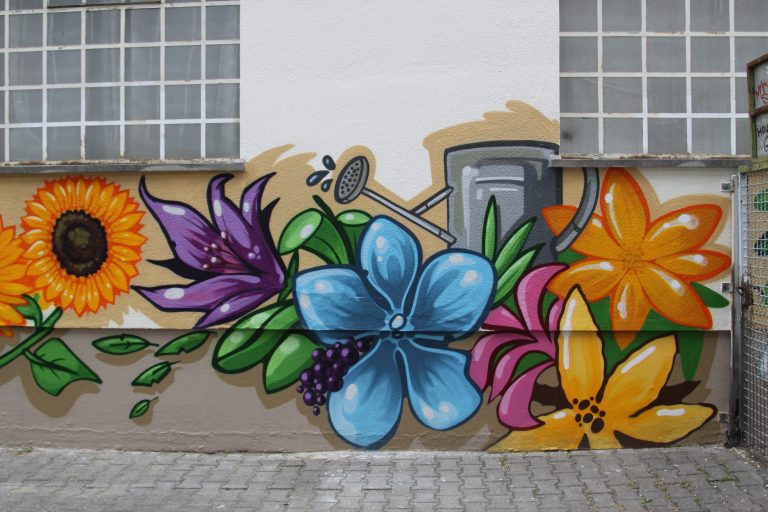 graffitiauftrag-graffitikuenstler-artmos4-kleinmarkthalle_frankfurt_2016_illustrativ_comic_aussen_pflanzen_essen_menschen_silhouetten_tier_sport_schule_vielfalt