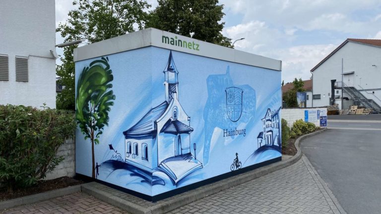 hainburg-regional-sehenswuerdigkeit-logo-wappen-aussen-blau-gruen-graffiti-folie-energieversorger-graffitiauftrag-graffitikuenstler-artmos4