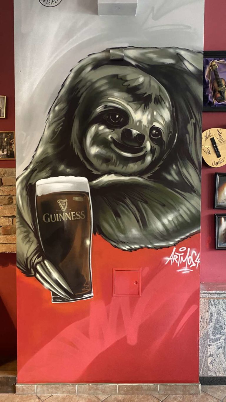 tier-faultier-glas-rot-schwarz-graffiti-gaststaette-graffitiauftrag-graffitikuenstler-artmos4