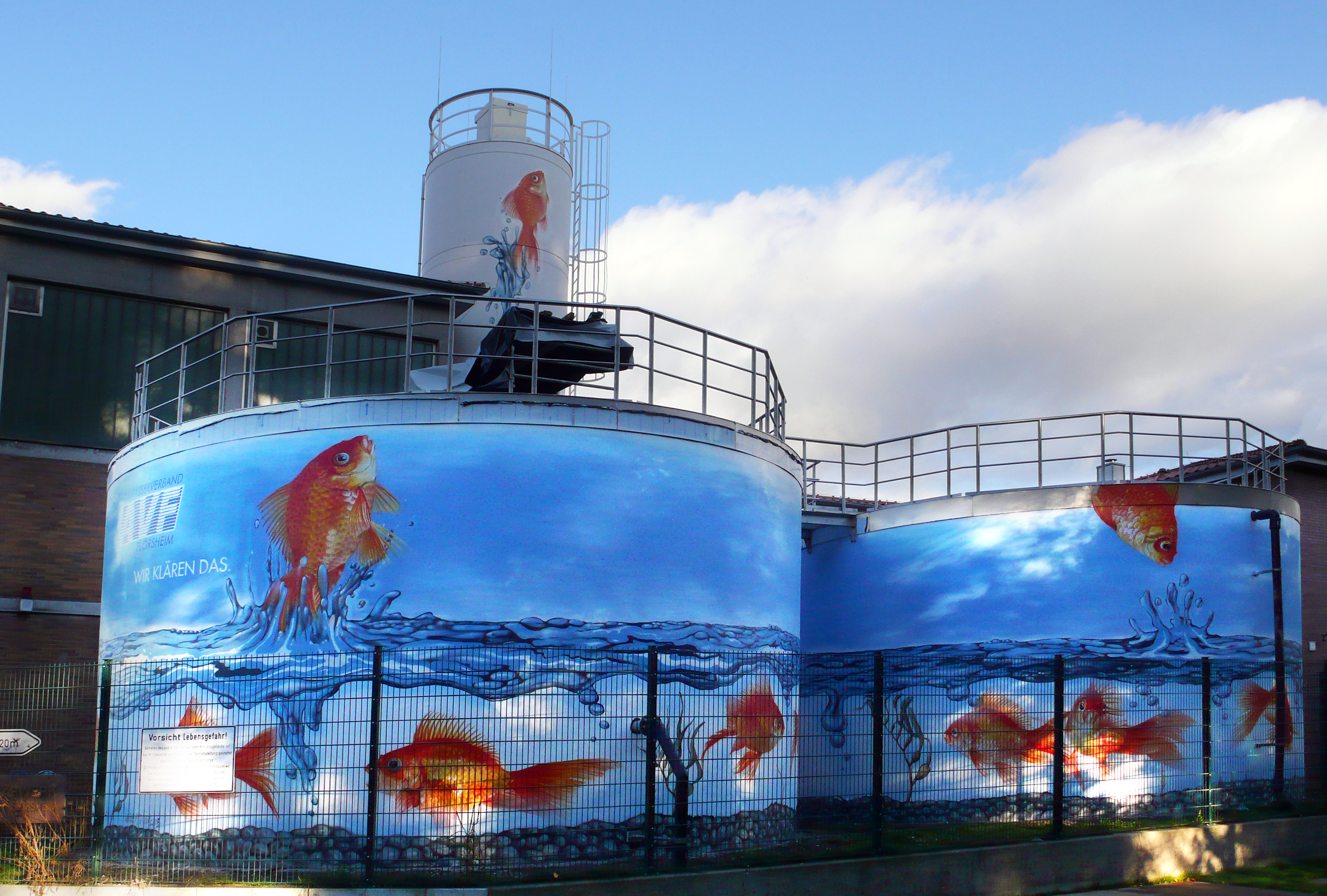 graffitiauftrag-graffitikuenstler-artmos4-abwasserverband_flörsheim_2009_goldfisch_tier_wasser_aussen_orange_blau_fotorealistisch