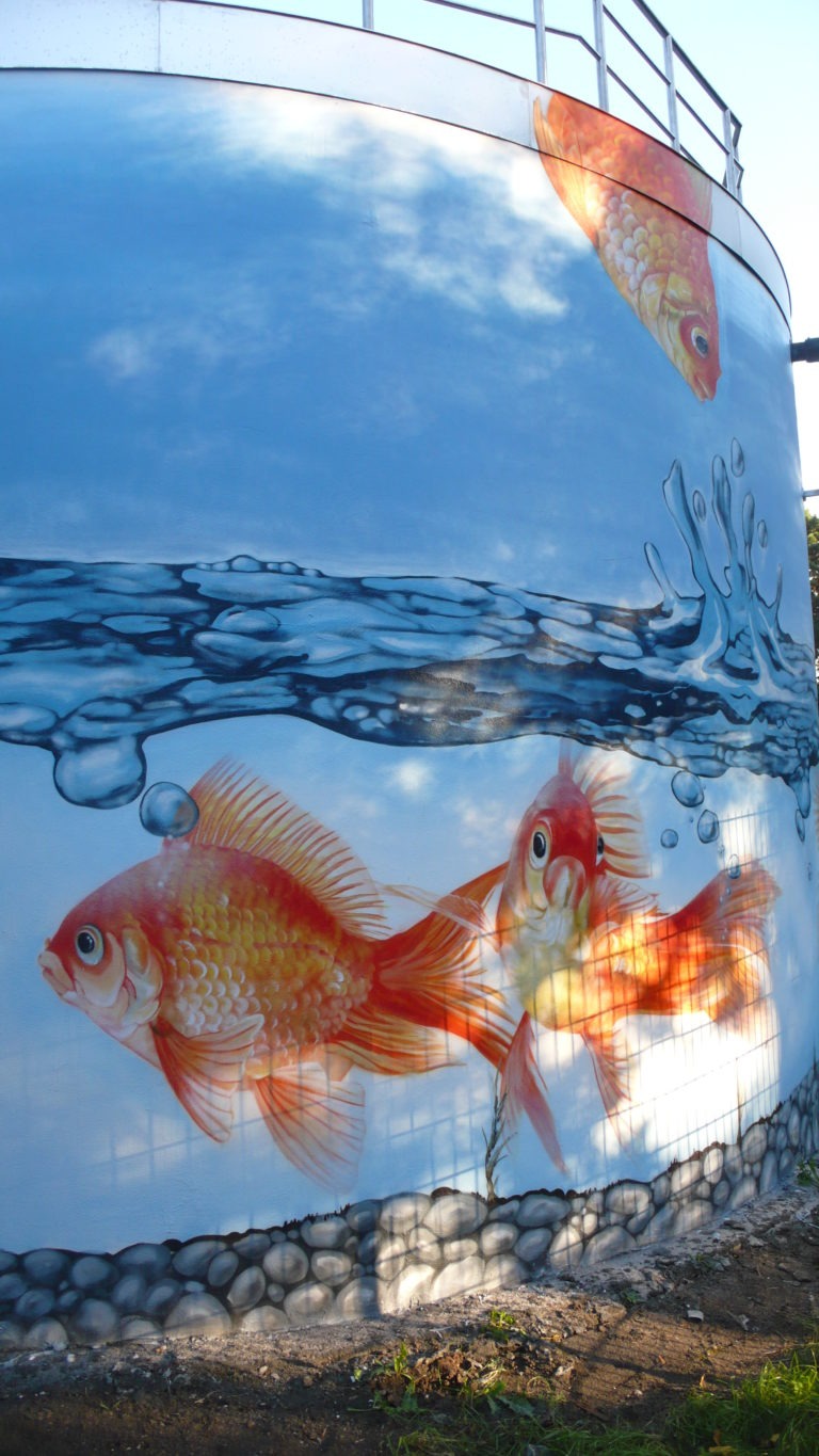 graffitiauftrag-graffitikuenstler-artmos4-abwasserverband_flörsheim_2009_goldfisch_tier_wasser_aussen_orange_blau_fotorealistisch
