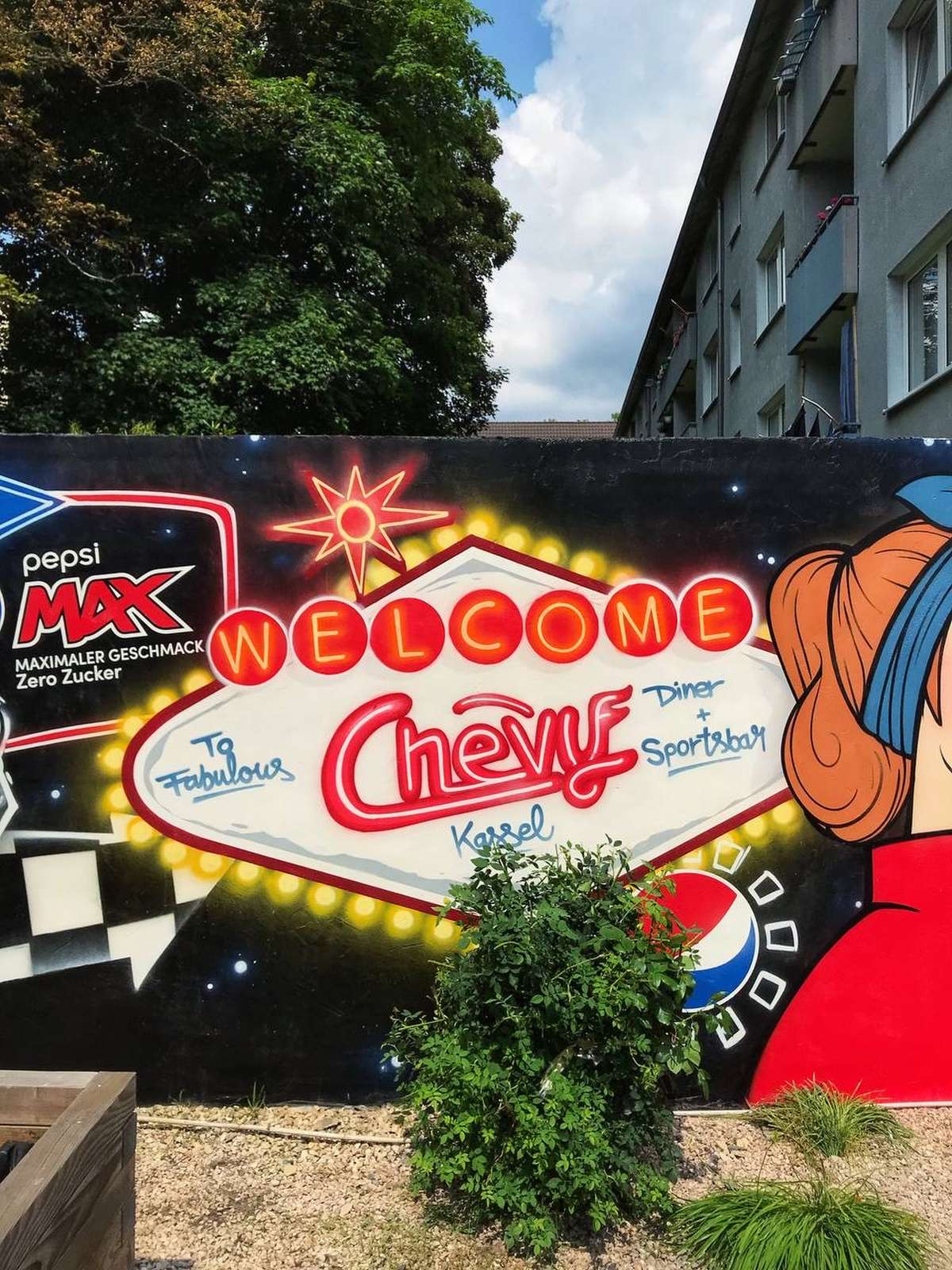 Radeberger_Chevy_Diner_Kassel_2021_Auto_PopArt_Logo_Flasche_Oldtimer_Kassel_Rot_Blau_schwarz_graffiti_comic_Gaststätte_09