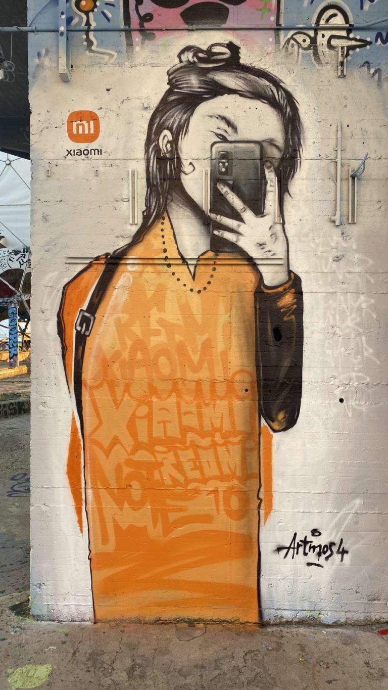 rakos-group-xiaomi-berlin-2021-filmdreh-mensch-grafisch-kuenstlerisch-tag-aussen-orange-grau-graffiti-graffitiauftrag-graffitikuenstler-artmos4