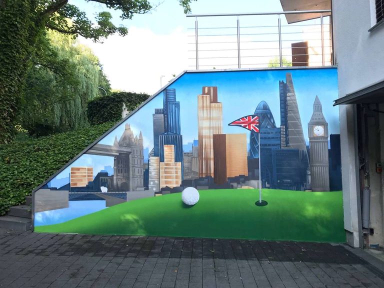 rakos-group-xiaomi-berlin-2021-filmdreh-mensch-grafisch-kuenstlerisch-tag-aussen-orange-grau-graffiti-graffitiauftrag-graffitikuenstler-artmos4