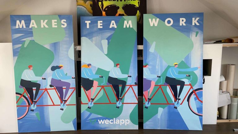 weclapp-leinwand-schrift-fahhrad-logo-menschen-tuerkis-orange-blau-folie-dienstleistung-graffitiauftrag-graffitikuenstler-artmos4