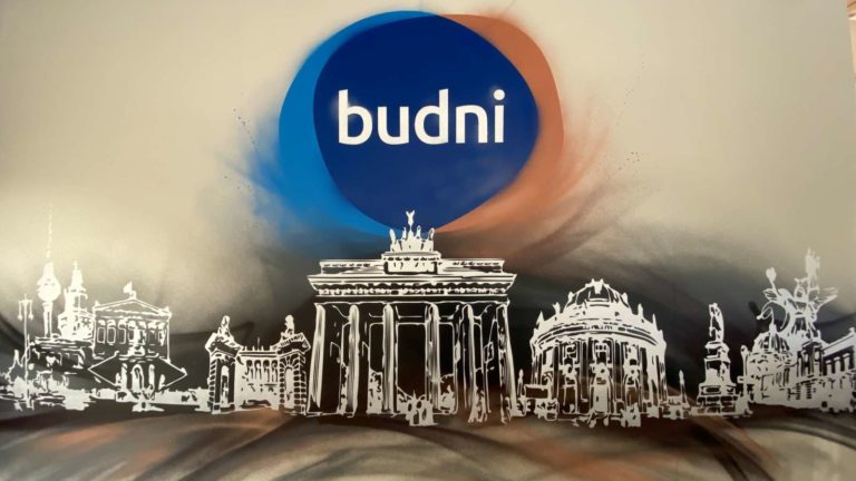 werbespitze-budni-berlin-2021-drogerie-logo-skyline-berlin-innen-blau-orange-folie-graffiti-handel-graffitiauftrag-graffitikuenstler-artmos4