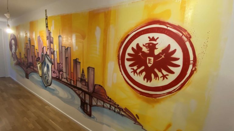 -skyline-goehte-person-glas-bembel-logo-graffitiauftrag-graffitikuenstler-artmos4