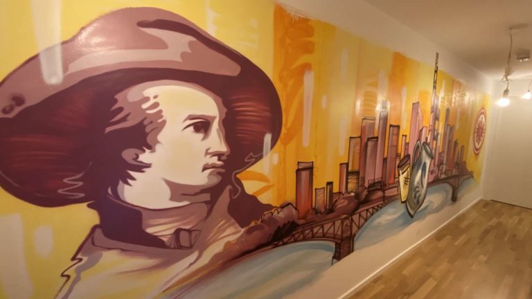 -skyline-goehte-person-glas-bembel-logo-graffitiauftrag-graffitikuenstler-artmos4